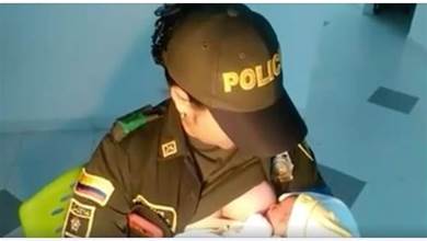 這名女警發現「剛出生快要被餓死」的棄嬰，她馬上掀起上衣餵母乳，無數網友感動