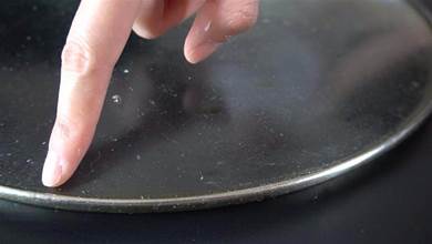 鍋蓋縫隙陳年油垢多，教你簡單一方法，輕鬆去除鍋蓋油垢，鍋蓋立馬擦得潔淨如新，太實用了