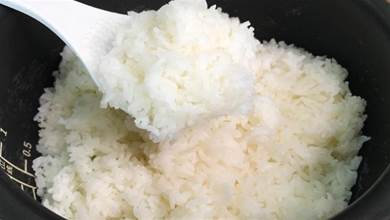 蒸米飯不要只加清水，分享好方法，米飯蒸好軟糯可口香噴噴，好吃