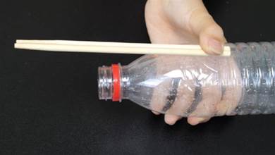 塑膠瓶上粘一雙筷子，放在廚房裡很實用，回家試一試