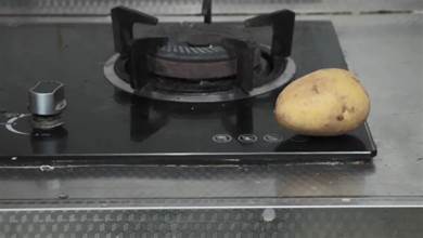 把土馬鈴薯放在灶台旁，作用真厲害，解決家家戶戶大難題，早知道早受益