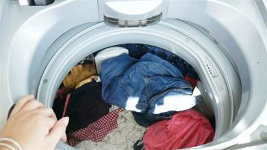 洗衣機衣服總洗不干凈，很多人第一步都錯了，教你一個洗衣訣竅，衣服干凈又清香