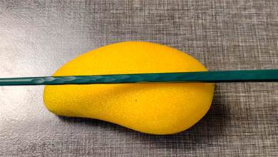 芒果上插一支筷子，剝芒果皮完整不流汁，再也不用指甲扣了