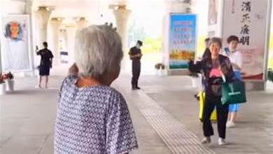 104歲媽媽來車站接77歲女兒，女兒笑容滿面飛奔來，高興得像個孩子：這個年紀還有媽疼，幸福啊！