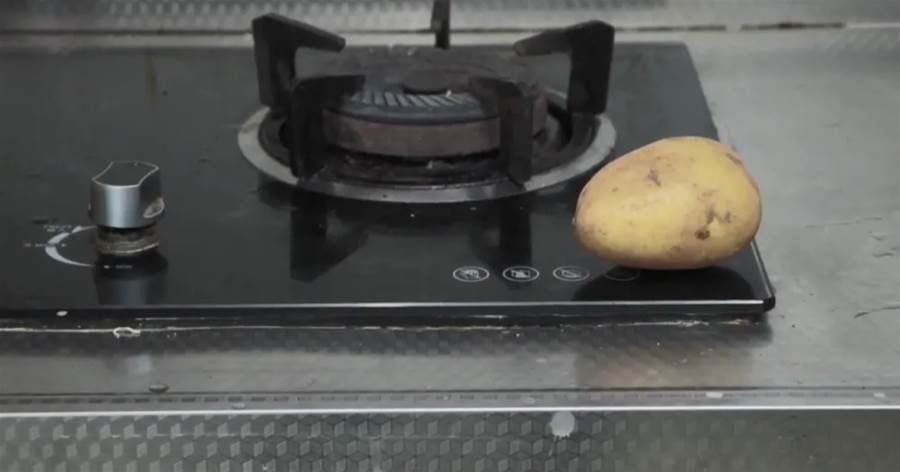 把土豆放在灶台旁，作用真厲害，解決家家戶戶大難題，早知道早受益