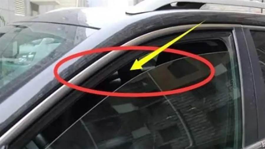 夏季停車後，給車窗留條縫隙能散熱？老司機：自作聰明，車子不毀才怪