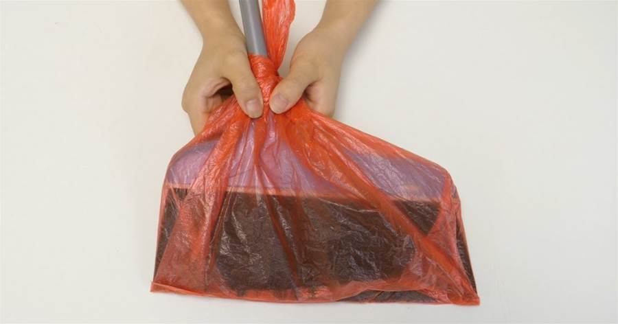 今天才知道，塑膠袋套在掃把上，解決了家家戶戶的難題，早學會早受益