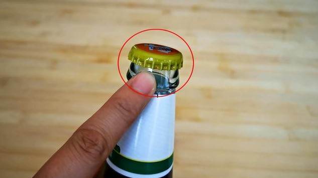 啤酒瓶蓋有個「小機關」，不用開瓶器，女孩也能輕松打開，真實用