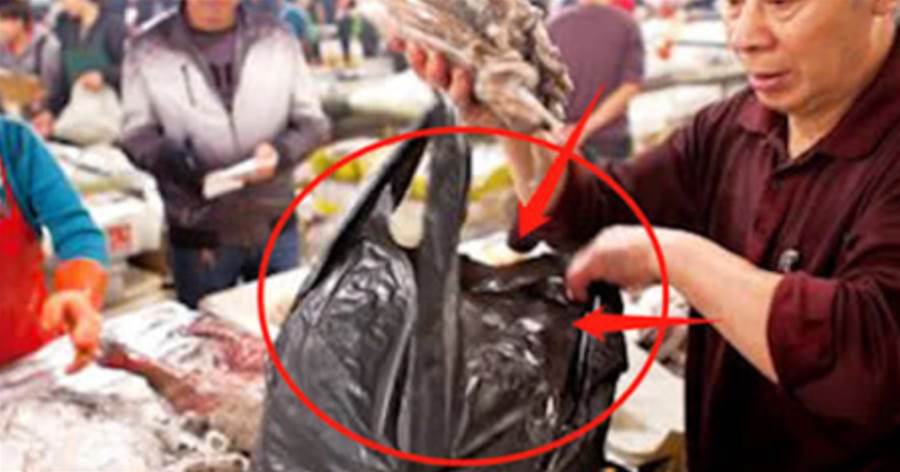 買魚的時候，魚販子都是用黑色的塑料袋裝，這到底是為什麼呢？