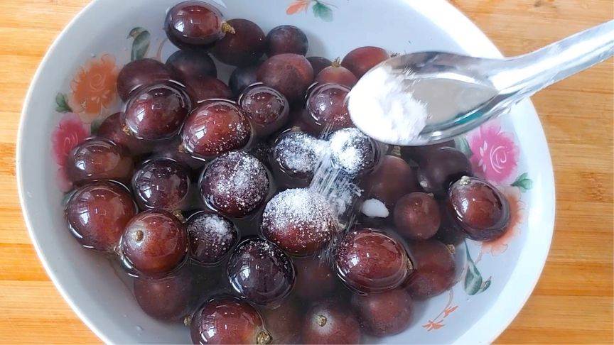 葡萄只用鹽和面粉洗，相當于吃蟲卵，多加一步，蟲卵全洗掉